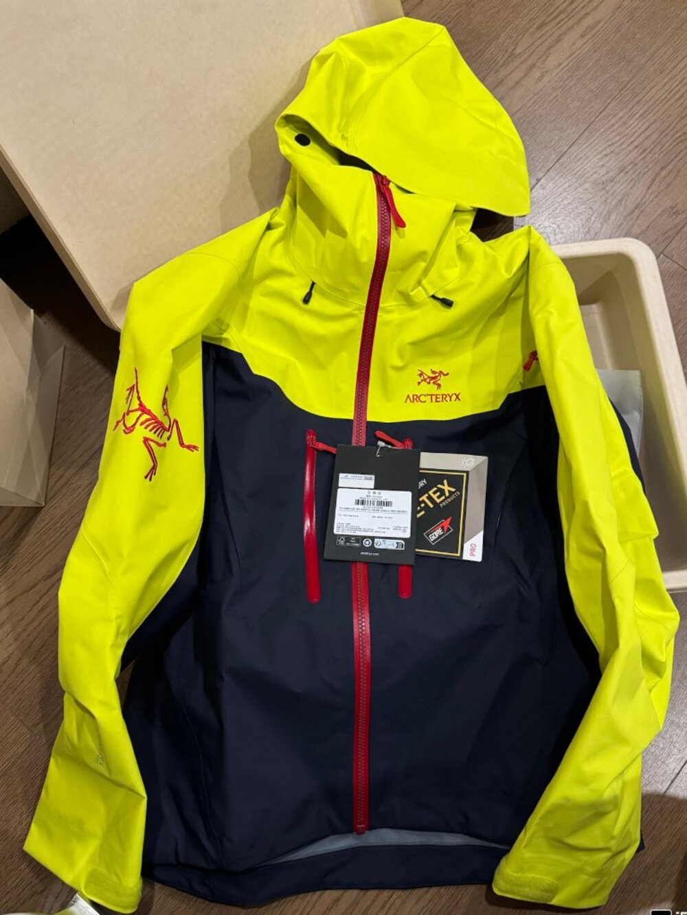 Arc'teryx Alpha SV Two-Tone Hardshell Jacket